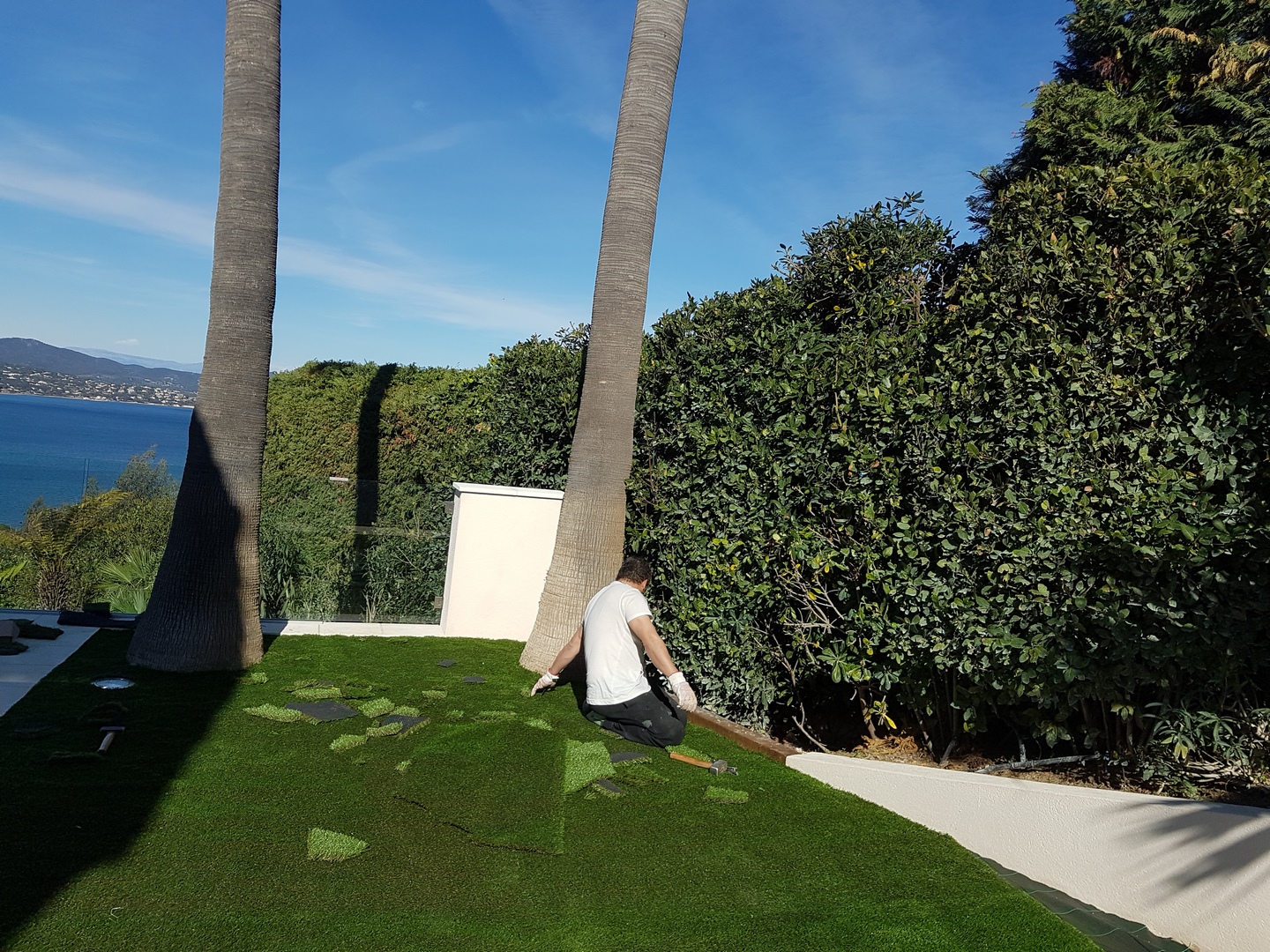 Découpes de la pelouse synthétique